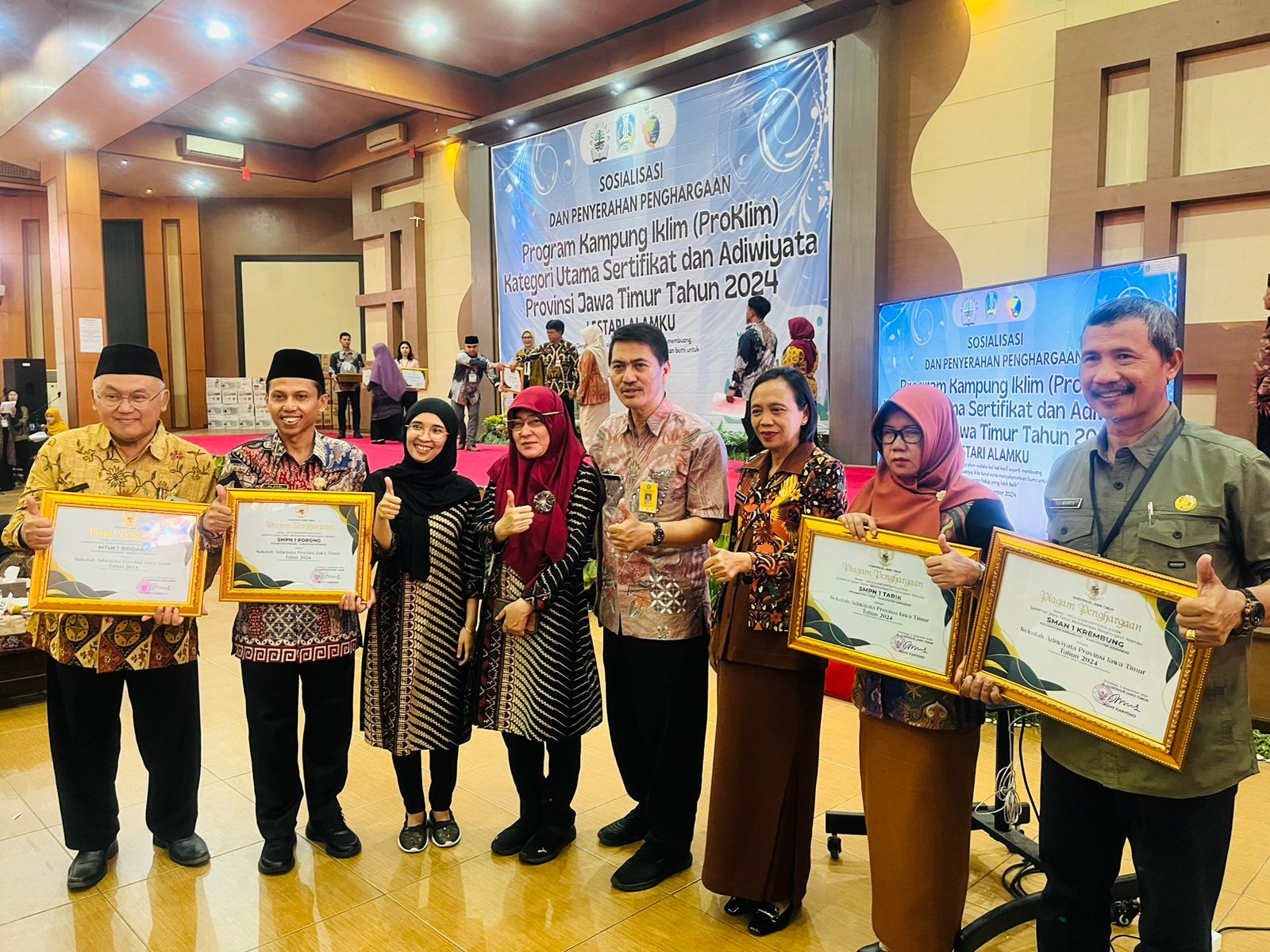 SELAMAT SMPN 1 TARIK ATAS PENERIMAAN PENGHARGAAN PROKLIM UTAMA SERTIFIKAT NASIONAL DAN SEKOLAH ADIWIYATA
