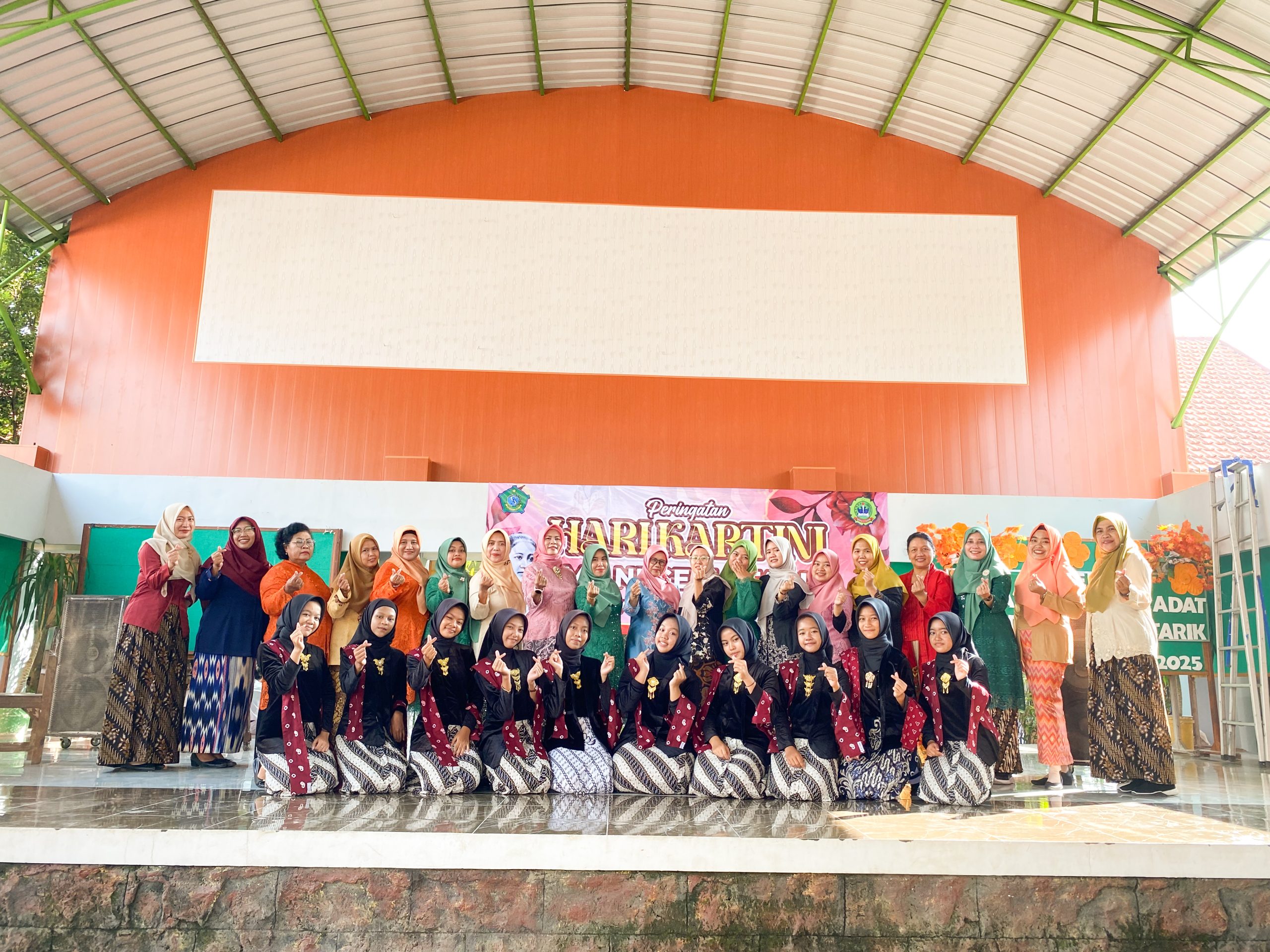 peringatan hari kartini tahun 2025 smpn 1 tarik